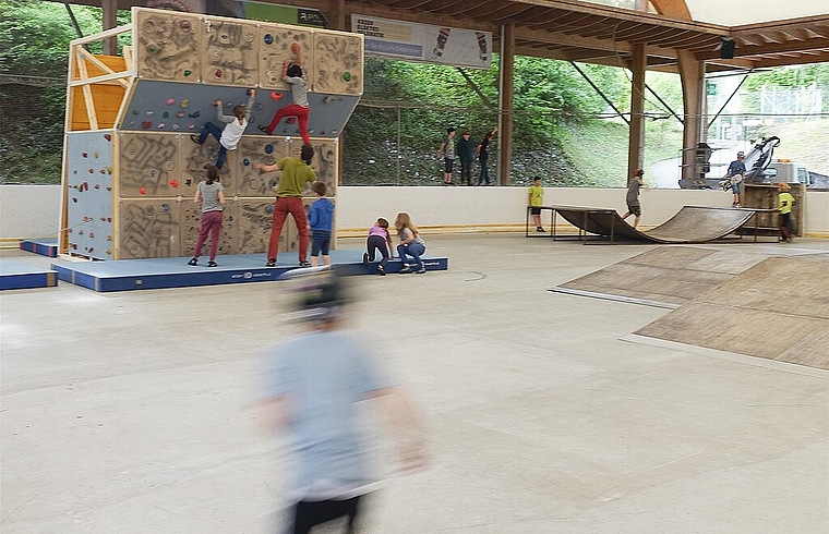 Am Samstag, 28. April feiert die Genossenschaft Trendsporthalle Olten gemeinsam mit den Rollbrätt Buebe die diesjährige Saisoneröffnung des Skate- und Boulderparks im Oltner Kleinholz. (Bild: ZVG)
