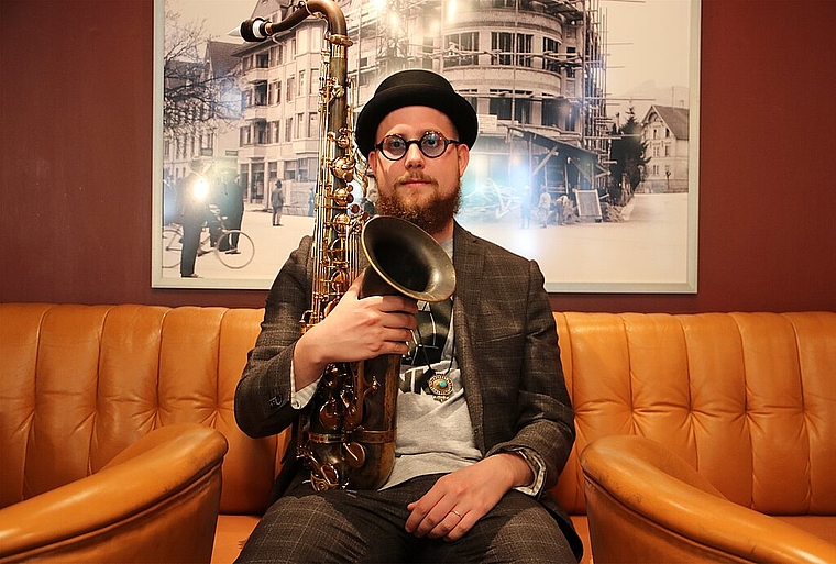 Saxofonist Simon Spiess freut sich, bald wieder in der Region zu Hause zu sein. (Bild: mim)