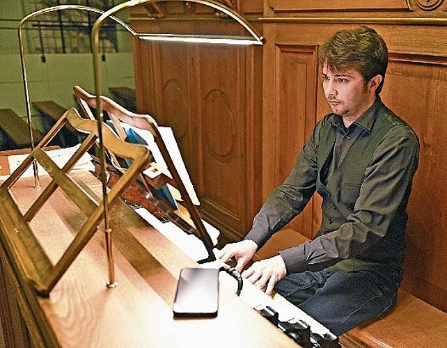 Organist Christoph Mauerhofer kennt keine Berührungsängste. (Bild: Remo Fröhlicher)
