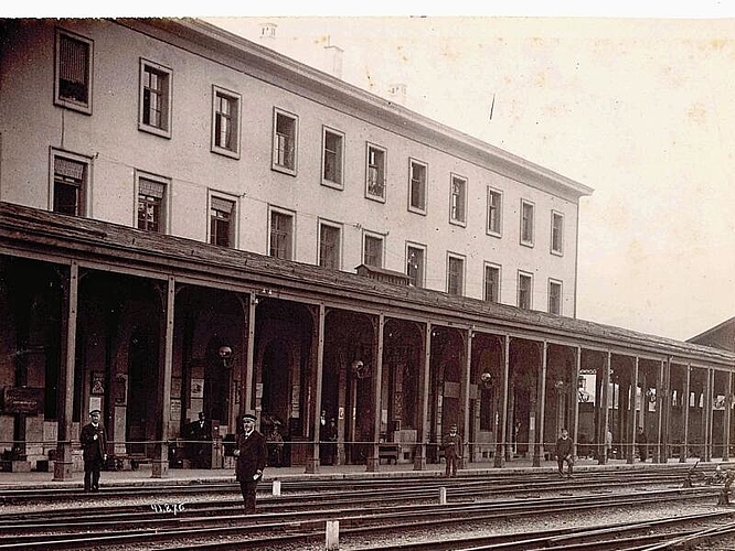Der Bahnhof Olten, wie er 1889 aussah, noch ohne die zwei 1903 angefügten hohen tonnenförmigen Gleisüberdachungen. (Bild: ZVG/Stadtarchiv Olten)