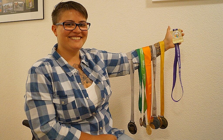 Die EM-Medaille fest im Griff: Die Badminton-Spielerin Cynthia Mathez in ihrer Wohnung in Olten. (Bild: Franz Beidler)