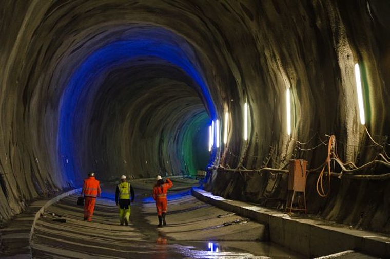 Bald werden Tunnelbauer, wie hier beim Ceneri-Basistunnel, in der Region Olten im Einsatz sein: Der Bau des Eppenbergtunnels beginnt im Frühjahr 2015. (Bild: alptransit)