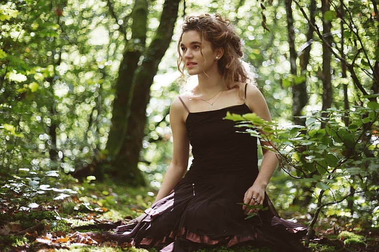 Die Sängerin Iandara Brobecker braucht Freiraum, um sich entfalten zu können. Deshalb liebt sie den Wald. (Bild: Anna-Lena Holm)