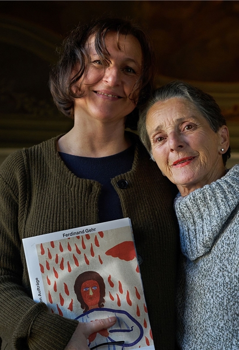 Dorothee Messmer und Franziska Gehr präsentieren die druckfrische Publikation anlässlich der Buchvernissage in Altstätten SG. (Bild: ZVG)
