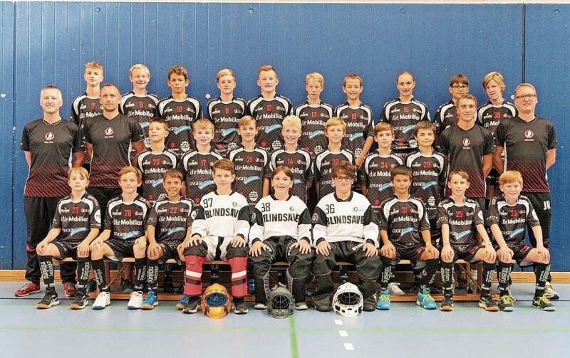 Die Junioren U14 von Unihockey Mittelland mit ihren Trainern und Betreuern.