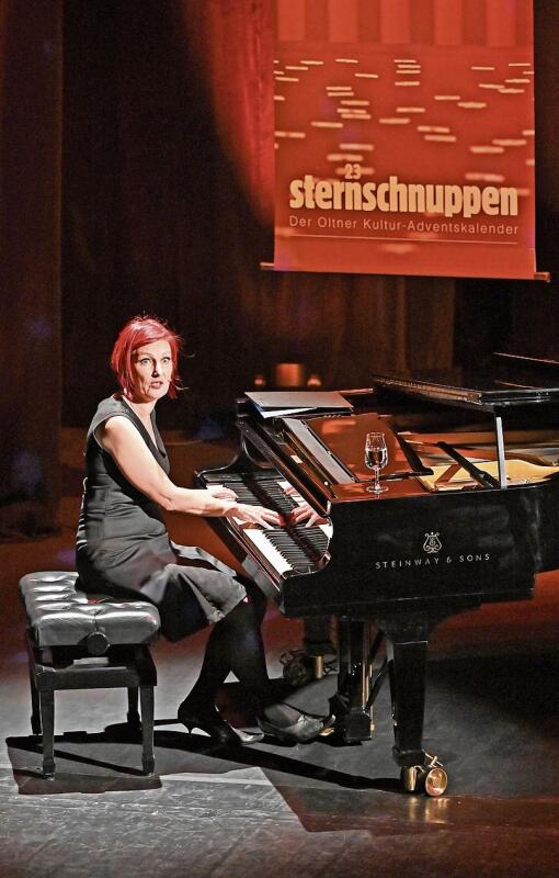 Esther Hasler bringt das Stadttheater mit ihrem Klavier und Wortwitz zum Staunen. (Bild: Remo Fröhlicher)