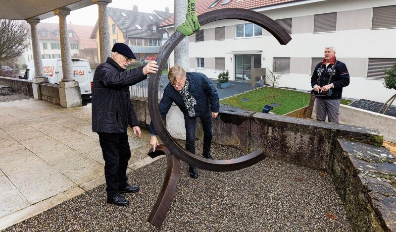 Im Dezember wurde die rund 400 Kilogramm schwere Skulptur bei der ehemaligen Kirche platziert. (Bilder: André Albrecht)