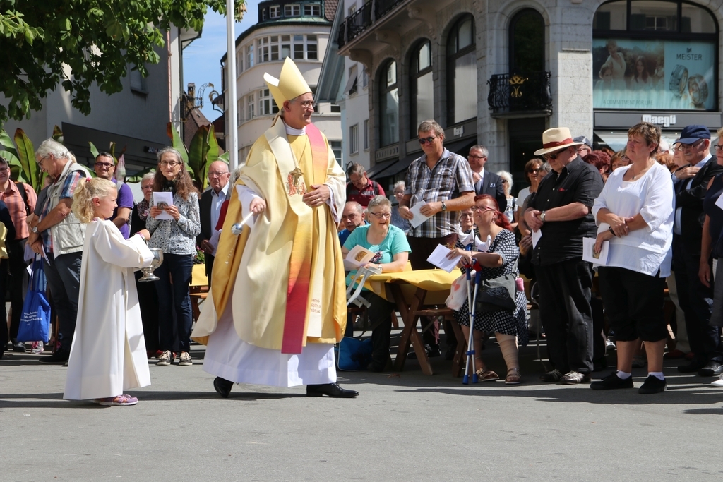 Bischof Dr. Harald Rein weihte die Besucher und schliesslich die Stadtkirche. (Bild: mim)