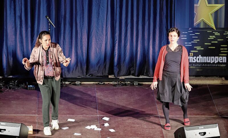 Da kommen auch mal spontane Gefühle, Hasen und Sternschnuppen auf die Bühne. Tsurigo Theatersport mit Martina Schütze und Kathrin Fischer. (Bild: Benjamin Widmer)
