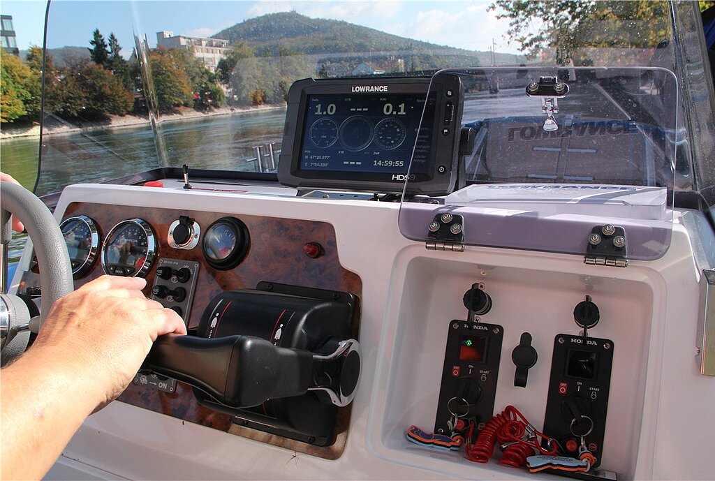 Das Rettungs- und Einsatzboot REO I ist mit der neusten Technik ausgestattet: Via Bildschirm werden gleichzeitig Sonar, GPS und Side Scan Sonar ersichtlich.
