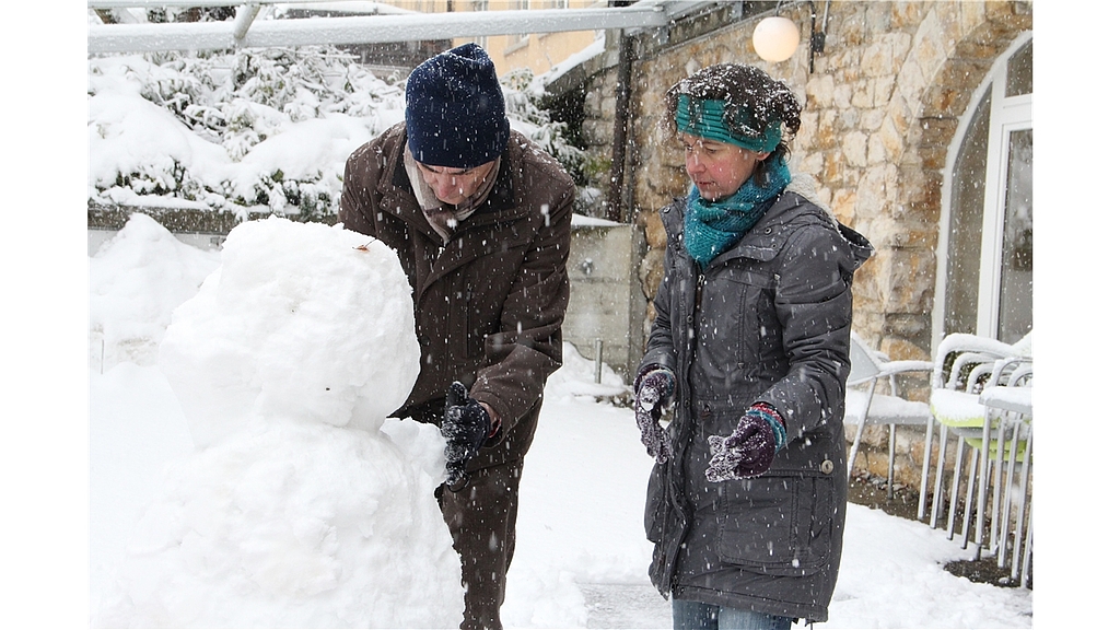 Aktivierungsfachfrau Katrin Schwarzwald und Bewohner Herr Rattaggi bauen gemeinsam einen Schneemann. Ab Februar erhalten die Bewohner ausserdem die Möglichkeit, alle zwei Wochen via Bus für Einkäufe nach Olten zu reisen. 