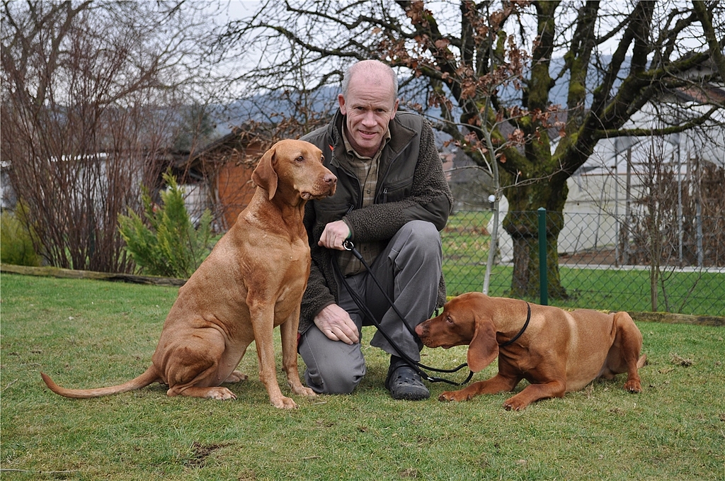 Obmann Stefan von Arx mit seinen zwei ungarischen Vorstehhunden Ginger (links, 9 Monate) und Branca (10 Jahre). ZVG) 