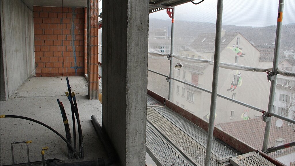 Manche Wohnungen verfügen sowohl über eine Logia und einen gegen den Innenhof gerichteten Balkon. mim) 