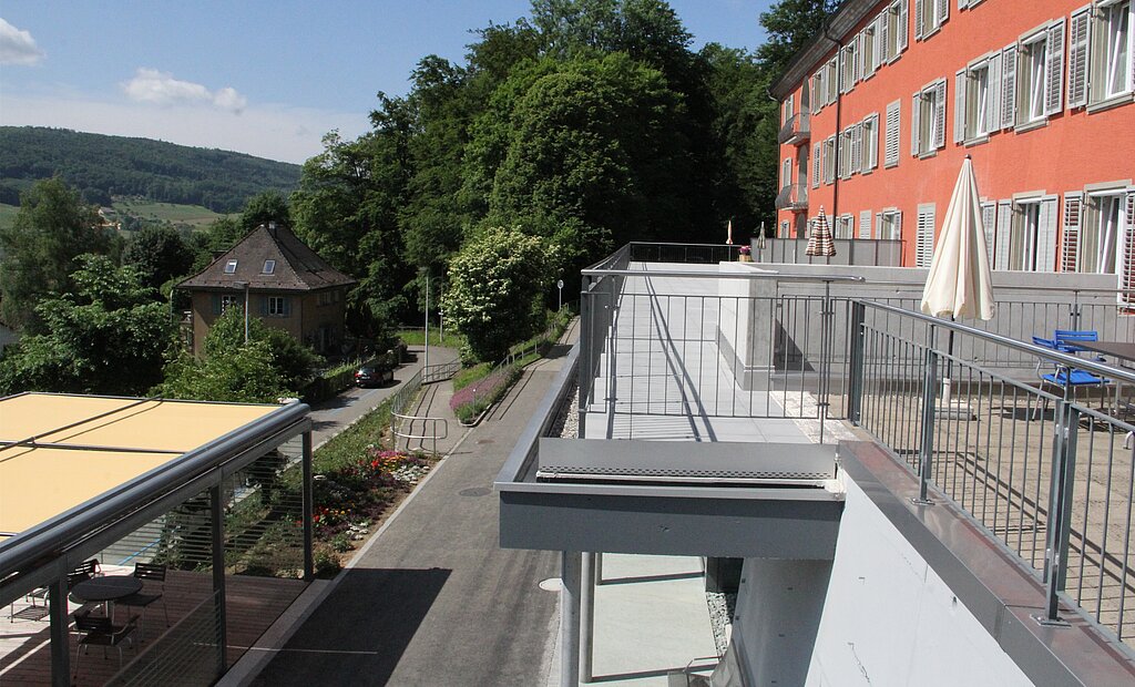 Die Terrasse wurde vergrössert und verbunden (rechts), ausserdem wurde eine neue Sitzgelegenheit im Freien geschaffen (links). mim) 