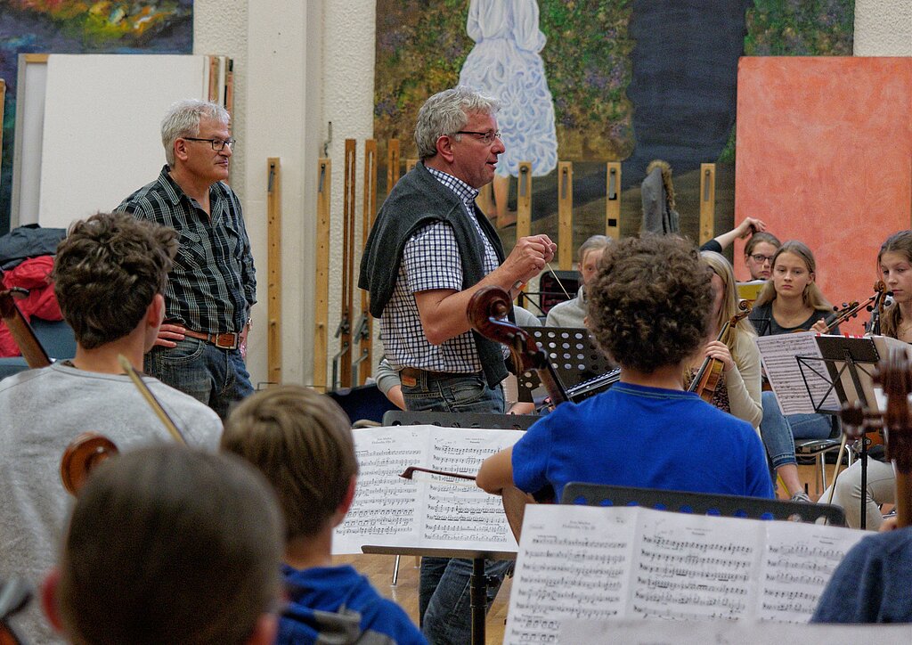 Die Dirigenten und das Orchester an der Generalprobe am 16. Mai in der Aula des Gymnasiums Langenthal. (Bild: Luise Baumgartner)
