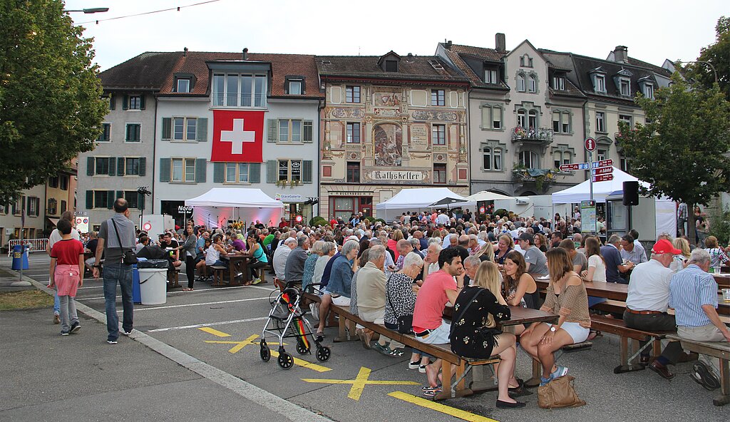 Die diesjährige 1. August-Feier auf dem Klosterplatz zog zahlreiches Publikum an. (Bild: mim)
