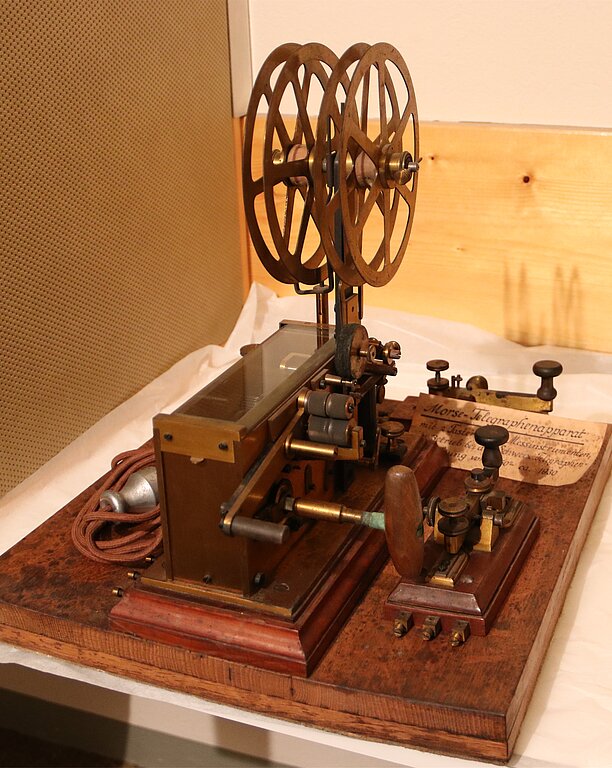 Ein restaurierter Morse-Telegraphenapparat, der von 1850 bis ungefähr 1930 bei der Schweizerischen Telegraphen-verwaltung in Betrieb war. (Bild: mim)