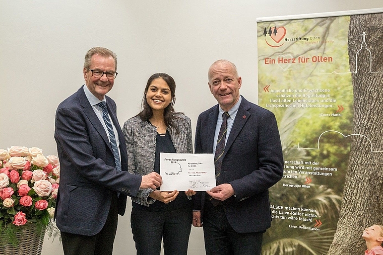 Übergabe des Forschungspreises «Frau und Herz» 2018 der Herzstiftung Olten an Dr. Nisha Arenja durch Hugo Saner (l.) und Martin Wey. (Bild: ZVG)