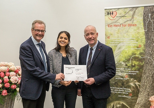 Übergabe des Forschungspreises «Frau und Herz» 2018 der Herzstiftung Olten an Dr. Nisha Arenja durch Hugo Saner (l.) und Martin Wey. (Bild: ZVG)