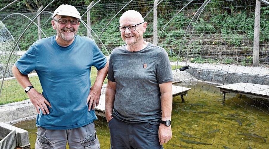 Romeo Gorza (links) und Fredy Murat sind froh, dass sich die Jungen fürs Fischen begeistern. (Bilder: Cyrill Pürro)
