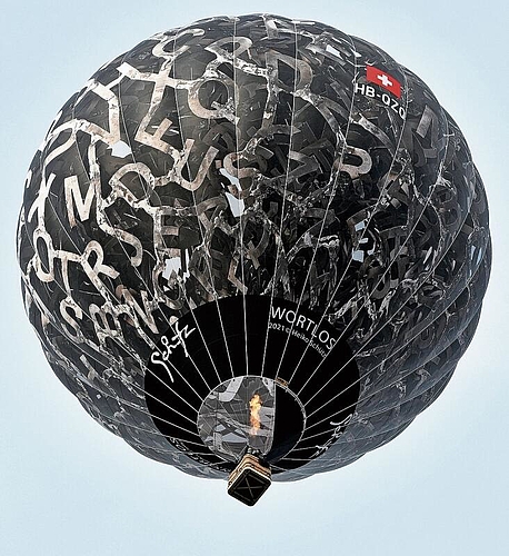 Die Eisenkugel diente als Vorlage für den Heissluftballon «Wortlos». (Bilder: ZVG)
