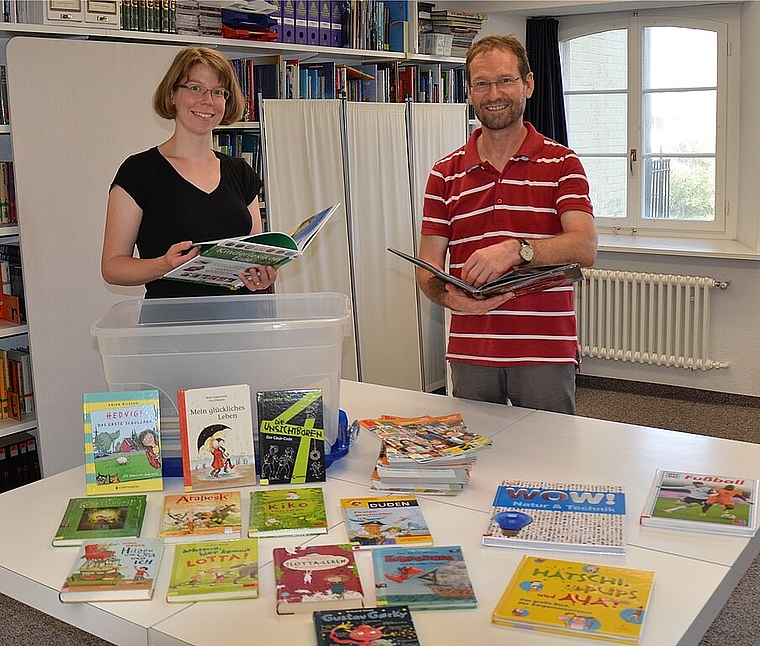 Tabitha Germann und Roland Hochstrasser übergeben heute eine der Bücherkisten an die Klasse von Frau Schwaller im Hübelischulhaus in Olten. nko)