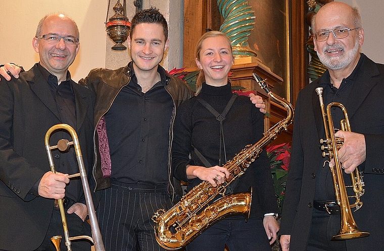 Eine aufgestellte Truppe: (v.l) Posaunist Pius Heer, Bandleader Stephan Fröhlicher, Saxofonistin Serena Hagmann und Trompeter Ernst Käser nach ihrem gelungenen Auftritt am Oltner Adventsmarkt. (Bild: B.Beyeler)