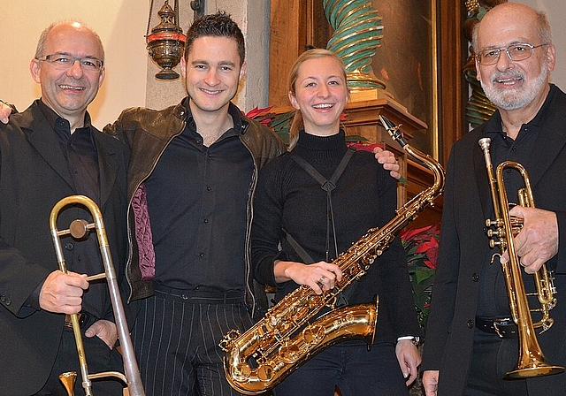Eine aufgestellte Truppe: (v.l) Posaunist Pius Heer, Bandleader Stephan Fröhlicher, Saxofonistin Serena Hagmann und Trompeter Ernst Käser nach ihrem gelungenen Auftritt am Oltner Adventsmarkt. (Bild: B.Beyeler)