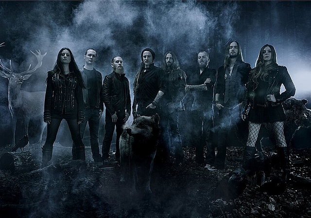 Die achtköpfige Band Eluveitie um Frontmann Chrigel Glanzmann (Mitte/mit Mütze) wird die Zelt-Besucher mit einem speziellen Bühnenaufbau überraschen. (Bild: ZVG)