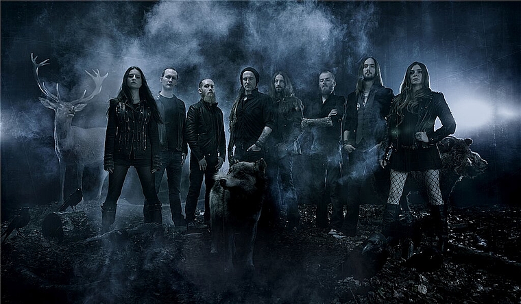 Die achtköpfige Band Eluveitie um Frontmann Chrigel Glanzmann (Mitte/mit Mütze) wird die Zelt-Besucher mit einem speziellen Bühnenaufbau überraschen. (Bild: ZVG)