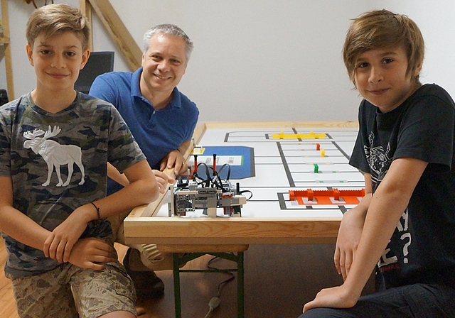 Das Team «League of Robots» aus Erlinsbach (v.l.): Nicola, Riccardo und Jakob mit ihrem Roboter im Übungskeller. (Bild: F. Beidler)