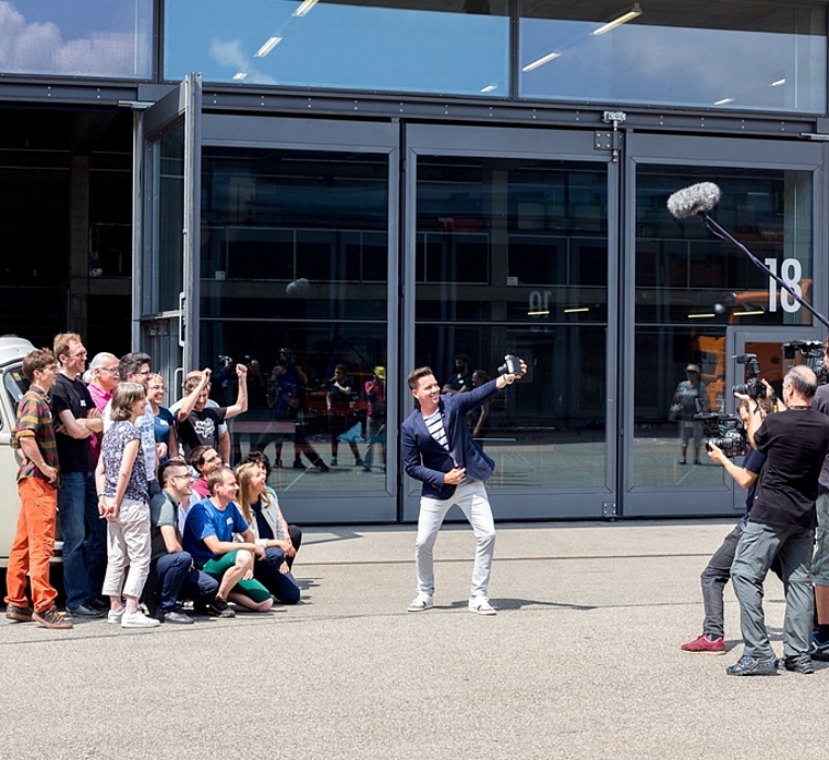 Sven Epiney (M.) und seine SRF-Filmcrew besuchten das Repair Café sowie den Bring- und Holtag in Olten. (Bild: Anna-Lena Holm)