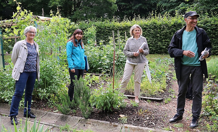 Vor zwei Wochen stellten vier Mitglieder der Oltner Kompostgruppe Zelgli ihre Arbeit vor und betonten die Wichtigkeit, einen Teil des Kompostplatzes mit Gartenbereich zu erhalten (v.l.): Susi Werthmüller (Anwohnerin), Anita Huber (Historikerin), Edith Manta (ehem. Werklehrerin) und Paul Dilitz (Koordinator). (Bild: mim)
