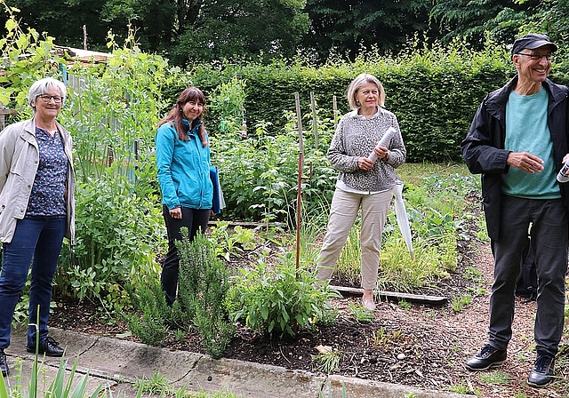Vor zwei Wochen stellten vier Mitglieder der Oltner Kompostgruppe Zelgli ihre Arbeit vor und betonten die Wichtigkeit, einen Teil des Kompostplatzes mit Gartenbereich zu erhalten (v.l.): Susi Werthmüller (Anwohnerin), Anita Huber (Historikerin), Edi