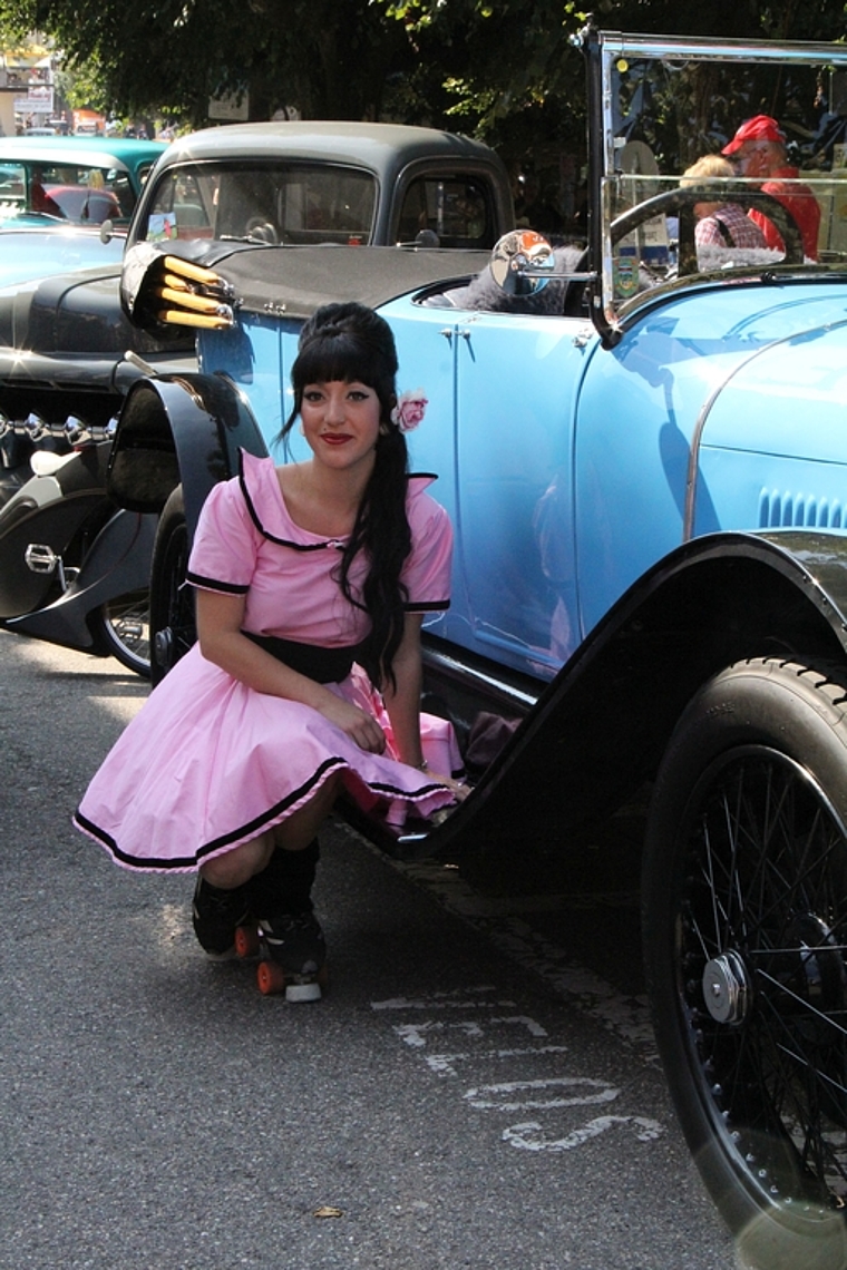 Stilecht präsentierte sich eine Rollschuhläuferin neben einem Oldtimer am Festival Route 66. (Bild: Archiv/mim)