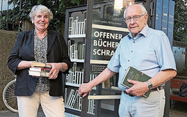 Freuen sich über neue Mitglieder: Hanspeter Keller, Präsident des Vereins Offener Bücherschrank, und das neue Vorstandsmitglied Anita Liniger (auf dem Bild fehlen die Vorstandsmitglieder Martin Affolter, Jonas Himmelreich und Fessaha Kebede). (Bil