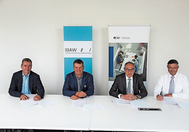 Die Vertragsunterzeichnung: Die FHNW und das IBAW machen gemeinsame Sache. (Bild: ZVG)