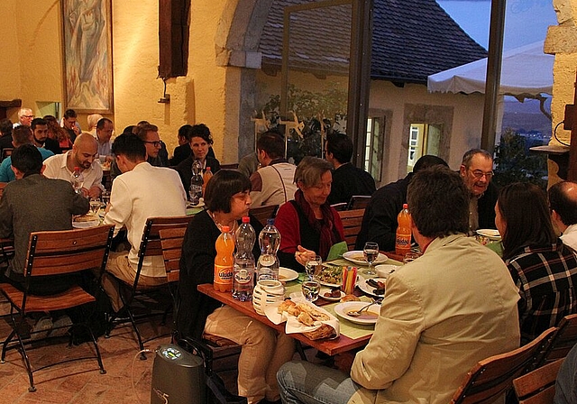 Rund 50 Personen trafen sich anlässlich des Fastenbrechens auf dem Schloss Wartenfels in Lostorf zum interkulturellen Austausch. (Bild: ZVG)