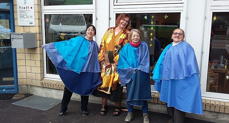 Theatermitglieder während der Kostümprobe. (Bild: ZVG)