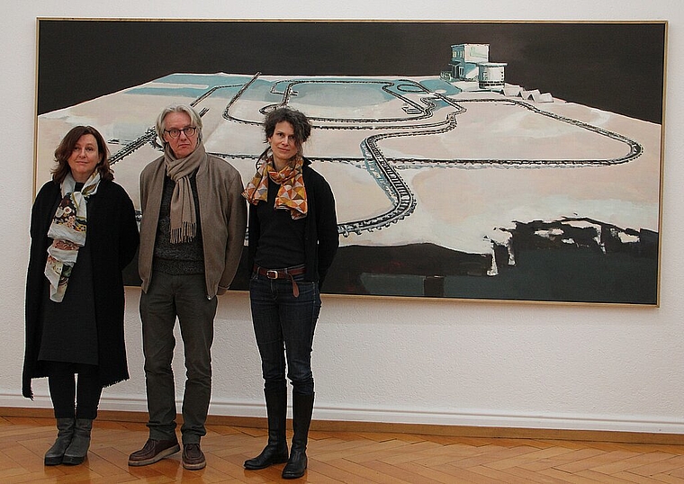 Museumsdirektorin Dorothee Messmer (l.) und Kuratorin Katja Herlach mit dem Künstler Marc-Antoine Fehr vor seinem im vergangenen Jahr entstandenen Werk «Train de Loïc» - eine Art Hommage an einen Nachbarsjungen mit Kinderlähmung und dessen alter