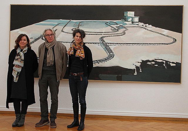 Museumsdirektorin Dorothee Messmer (l.) und Kuratorin Katja Herlach mit dem Künstler Marc-Antoine Fehr vor seinem im vergangenen Jahr entstandenen Werk «Train de Loïc» - eine Art Hommage an einen Nachbarsjungen mit Kinderlähmung und dessen alter