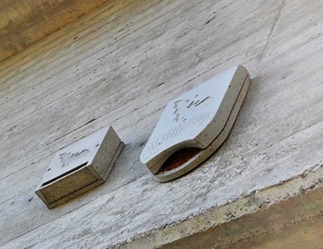 Mit Tierbild versehen und kleinen Eingangsöffnungen: Die Fledermauskästen an der Rankwogbrücke sind leicht zu übersehen. (Bild: vwe) Mit Tierbild versehen und kleinen Eingangsöffnungen: Die Fledermauskästen an der Rankwogbrücke sind leicht zu übersehen. (Bild: vwe)