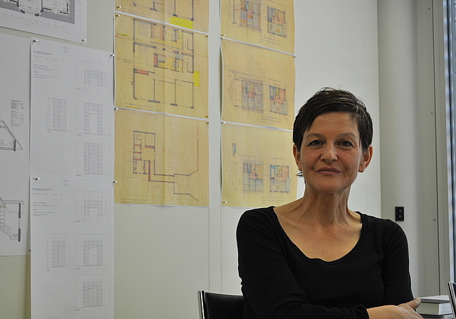 Bei Beginn eines neuen Projekts zeichnet Daniela Minikus den Grundriss des Gebäudes zuerst von Hand. (Bild:  B. Beyeler)