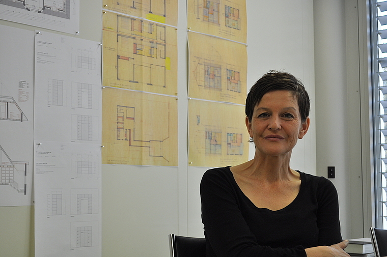 Bei Beginn eines neuen Projekts zeichnet Daniela Minikus den Grundriss des Gebäudes zuerst von Hand. (Bild: B. Beyeler)