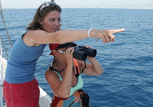Dr. phil. nat. Sylvia Frey mit einer Teilnehmerin auf dem Segelschiff an der Côte d’Azur. ZVG)
