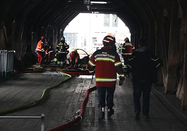Die entstandenen Schäden auf der alten Holzbrücke werden gemäss der Stadt Olten auf mehrere hunderttausend Franken geschätzt. Aus ermittlungstaktischen Gründen bleiben Brandermittler lieber soweit wie möglich unerkannt, weshalb wir kein Foto vo