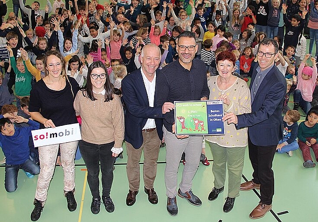 Den von «so!mobil» gesponserte Preis konnte Stadtpräsident Martin Wey (3. v.l.) und Stadträtin Iris Schelbert (2. v.r.) am Freitag, 22. November an Kerem Yildirim (3. v.r.), Schulleiter des Primarschulhauses Bannfeld, übergeben. (Bild: ZVG)