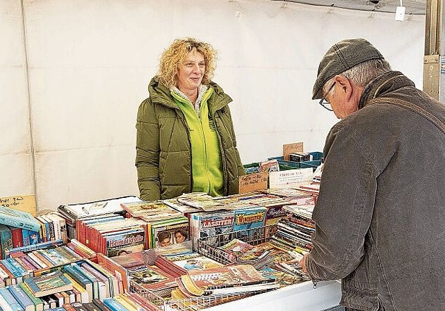 In der «Bücher­egge» bei Olivia Gilgen kann man nicht nur Bücher kaufen, sondern auch tauschen.
