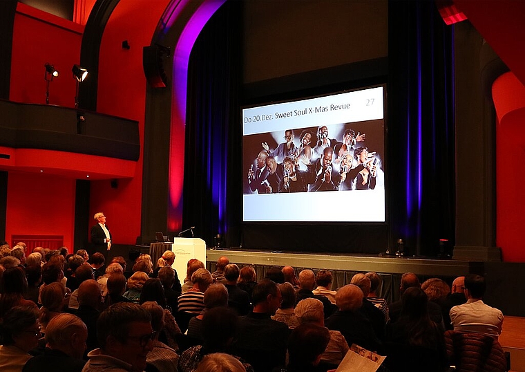 Mit Humor, Superlativen und Anekdoten präsentierte Geschäftsführer Herbert Schibler das neue Stadttheater-Programm. (Bild: mim)