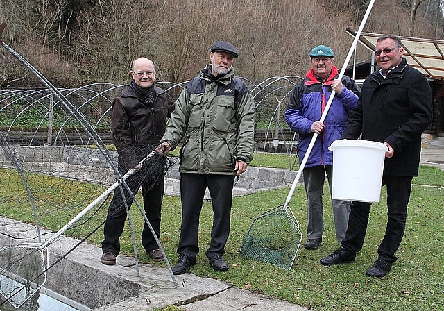 Drei Personen des Aufzuchts-Teams (v.l.) Fredi Murat (auch Vorstandsmitglied), Heinz Christ und Ernst Bächler mit Vereinspräsident Michael Haberstich. Es fehlen Romeo Gorza und Giuseppe Maiolo, ebenfalls Mitglieder des Aufzuchts-Team. (Bild: mim)
